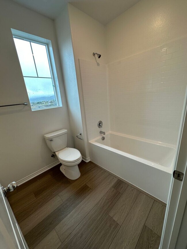 Building Photo - 1 Year Old Lenner 3 Bedroom + Loft Condo i...