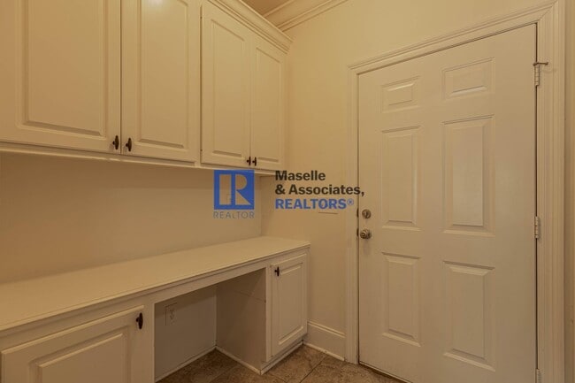 Building Photo - Beautiful 4 bedroom, 2 bathroom house in B...