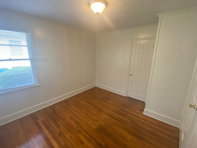 Building Photo - Adorable Old West Durham Home / Fenced Bac...