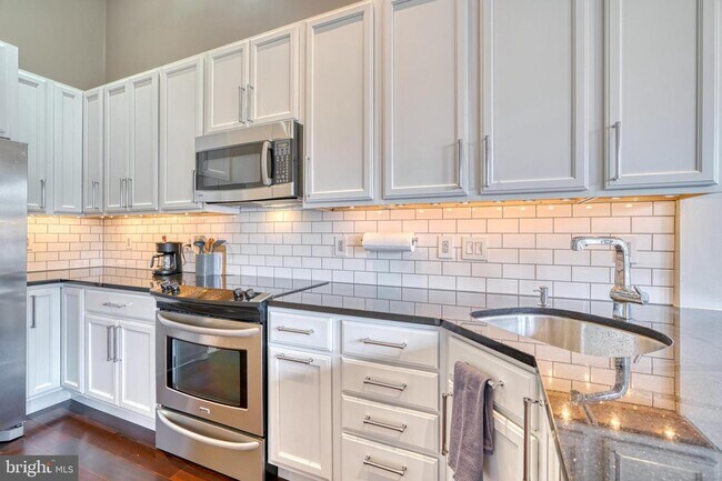 Building Photo - 12 E Mt Vernon Pl