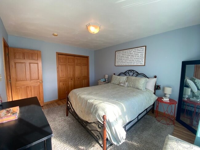 Building Photo - Gorgeous 3 bedroom 2.5 bath with one stall detached garage and fenced in backyard for rent!