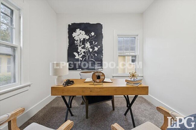 Building Photo - 1044 Hawk St