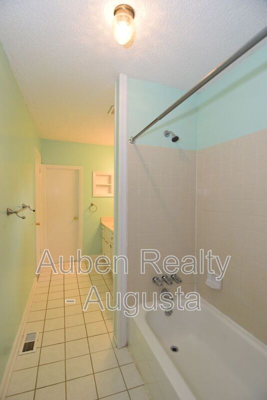 Building Photo - 490 Pheasant Run Dr