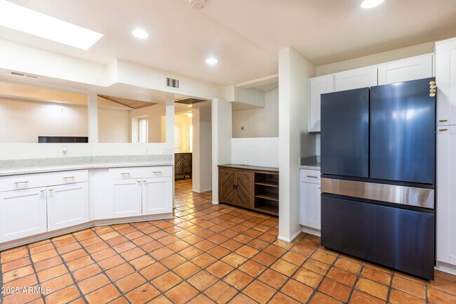 Building Photo - 922 W Mission Ln