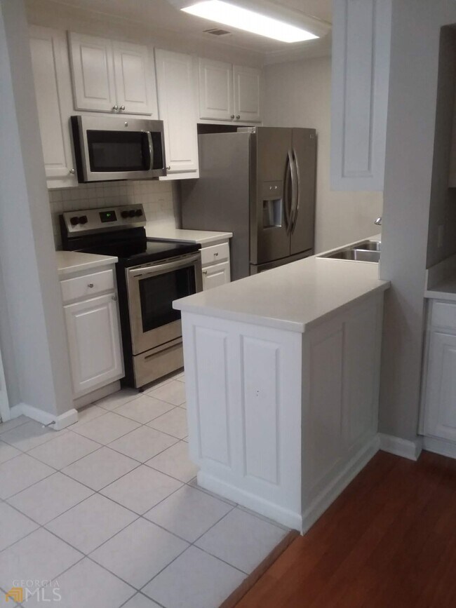 Building Photo - 4111 Pine Heights Dr NE