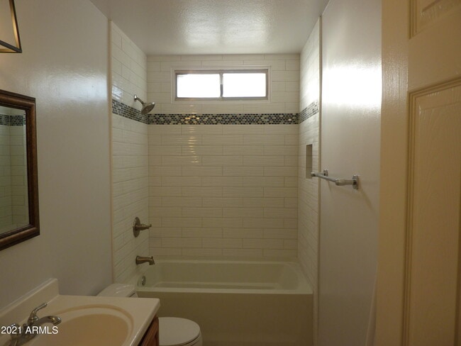 Building Photo - 607 E Diamond Dr