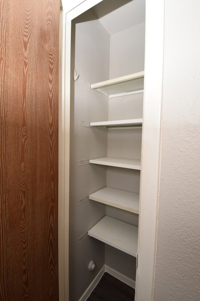 Building Photo - Dellrey-12309