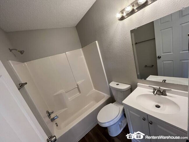 Building Photo - Fully Updated 3 Bedroom Condo in Universit...