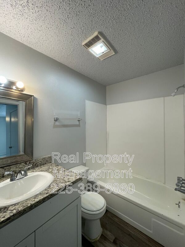 Building Photo - 1005 Shilo St