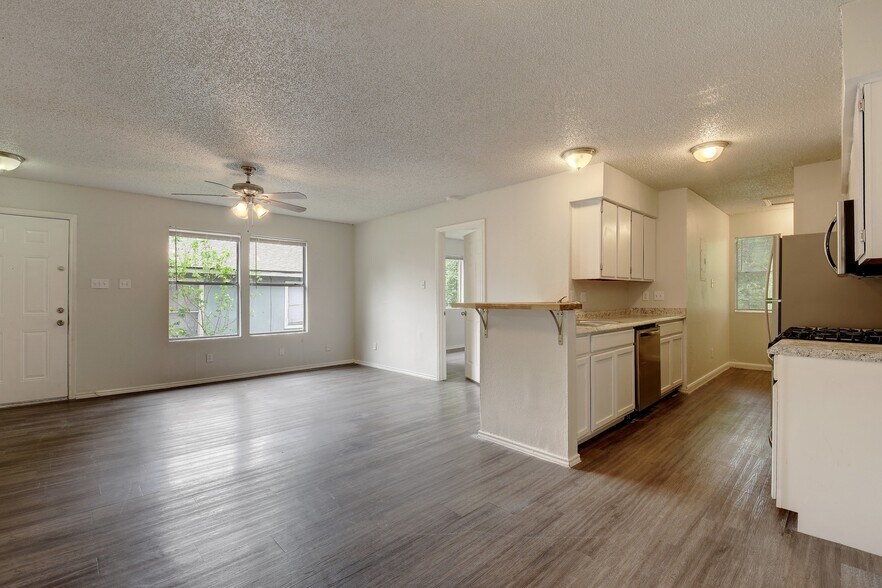 Building Photo - 5303 Spring Meadow Rd