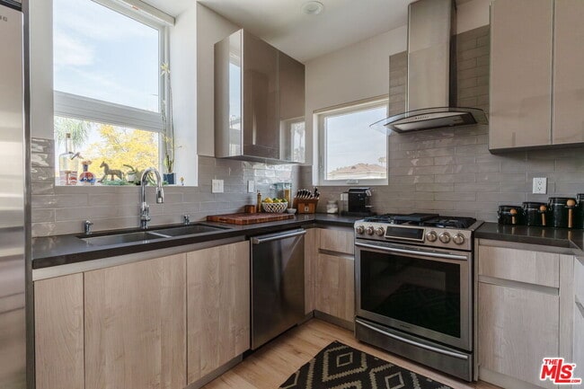 Building Photo - 6072 Pickford St