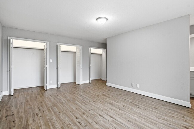 Building Photo - 6518/6520 E 90th St Duplex