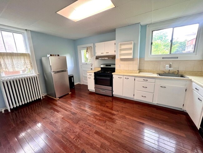 Building Photo - Spacious Home - 3 bedroom 1 bath - Squirre...