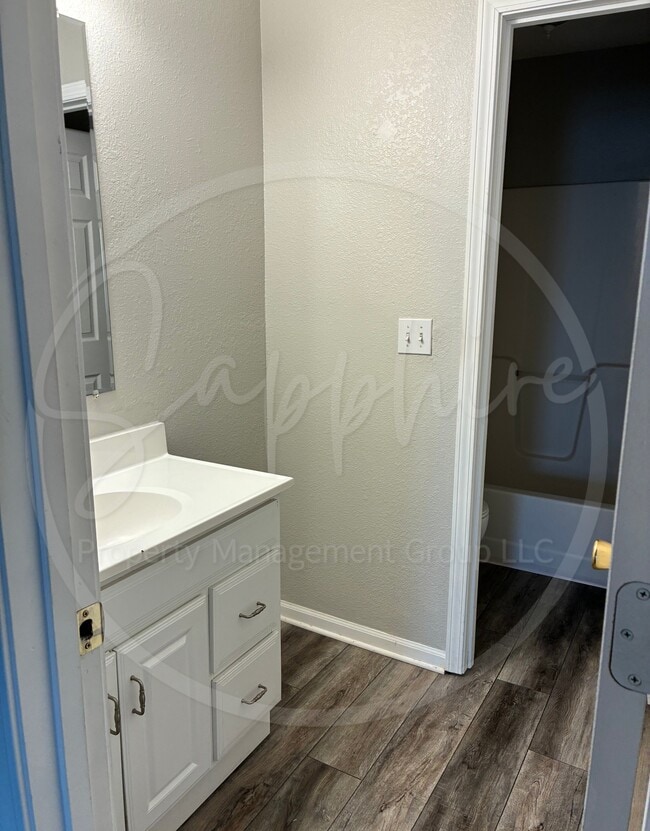 Building Photo - 5623 N Northwood Terrace