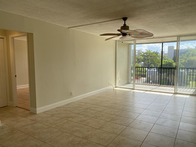Building Photo - 4 Royal Palm Way