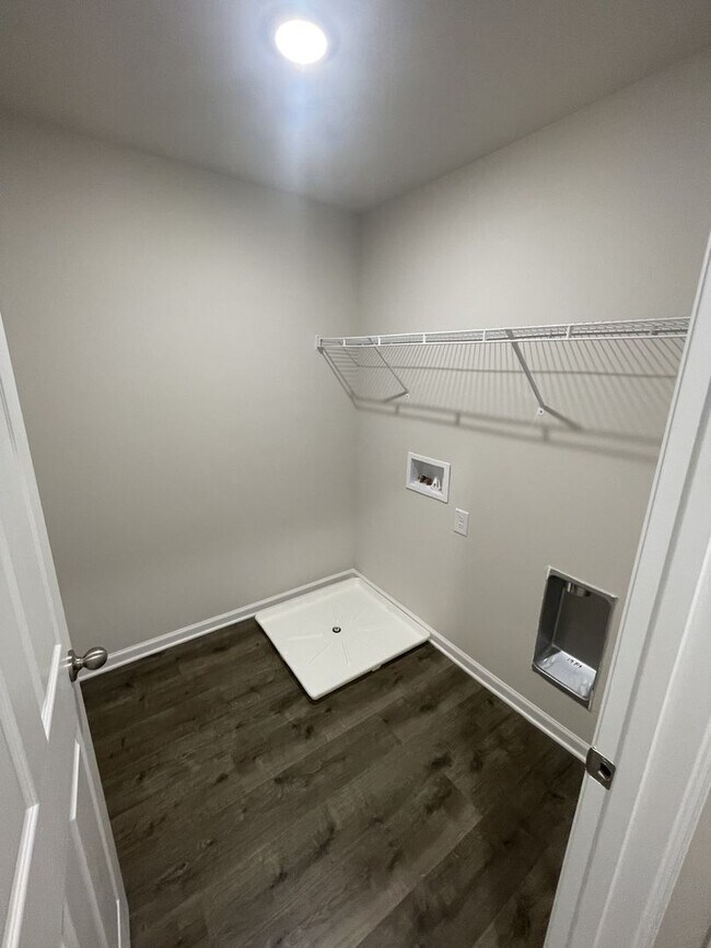 Building Photo - 3 bd 2.5 ba townhome