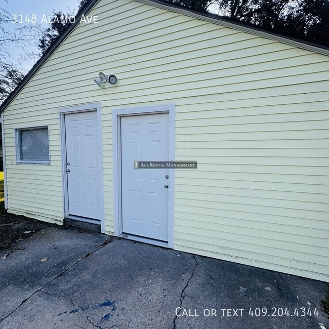 Building Photo - 3148 Alamo Ave