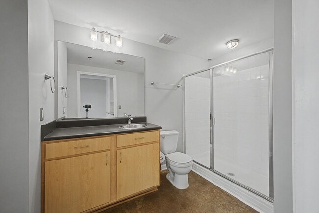 Building Photo - Penthouse-level 1 bed / 1 bath Condo at Bristol on Broadway