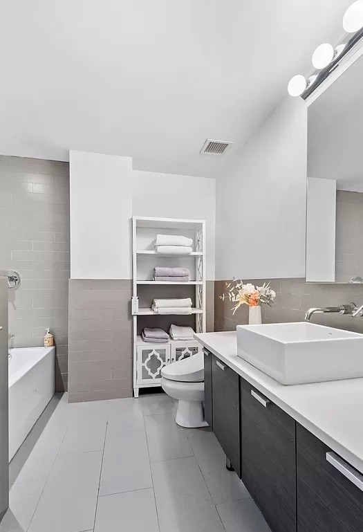 Building Photo - Comfortable Living in a Great Neighborhood