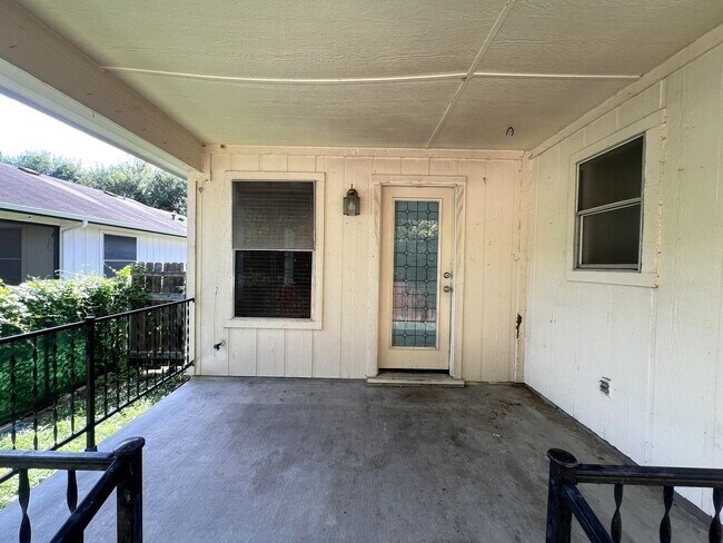 Building Photo - South Austin 3-bedroom/2-bath Home Reduced...