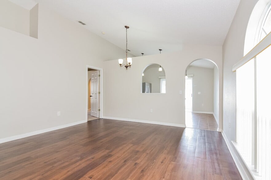 Building Photo - 5919 Lake Front Dr