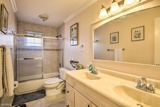 Building Photo - 4 br, 3.5 bath House - 531 SW 167th Ter