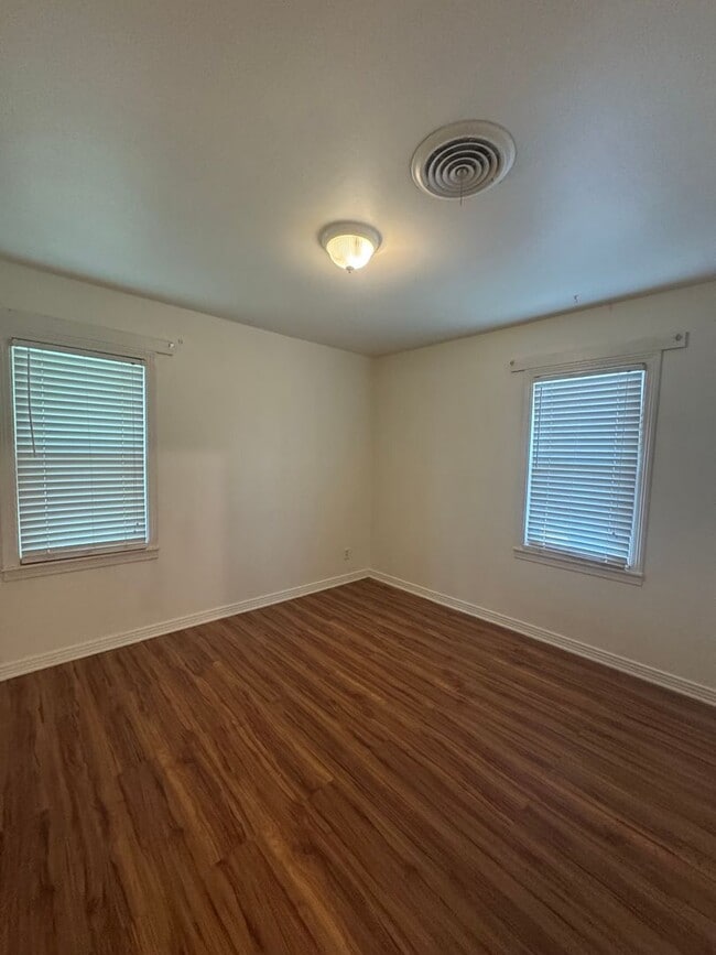 Building Photo - Located Avondale!!! 2/1 CH/A
