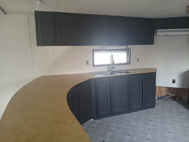 Building Photo - 11 Camelot Dr