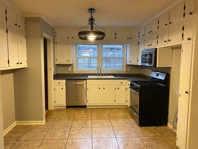 Building Photo - MOVE-IN READY!