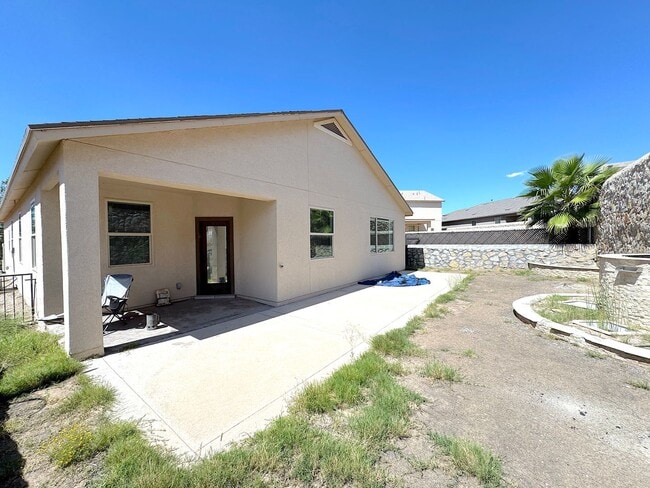 Building Photo - East El Paso 3 bed Refrig A/C