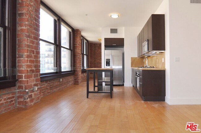 Building Photo - 460 S Spring St
