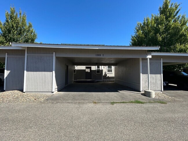 Building Photo - 1308 N Brooklane St