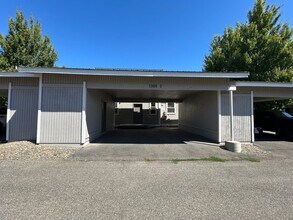 Building Photo - 1308 N Brooklane St