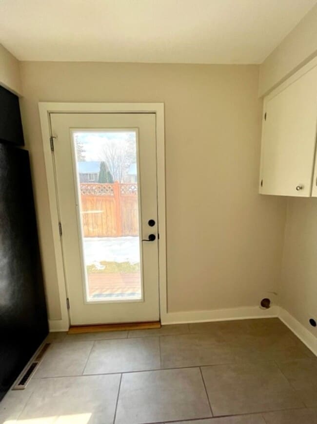 Building Photo - Wonderful Single Level Updated home with A/C!