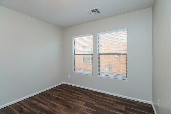 Building Photo - 10916 W Elm St
