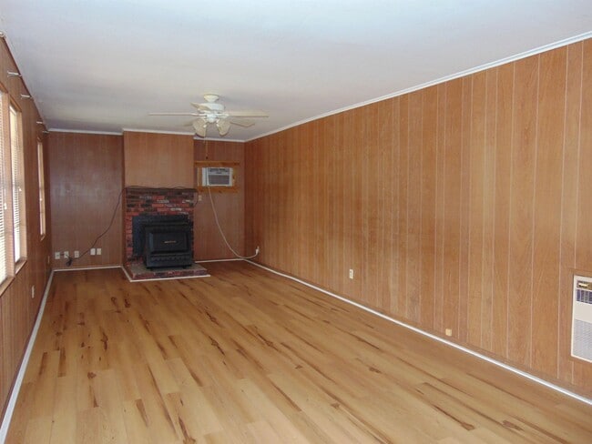 Building Photo - 118 E Pine Dr