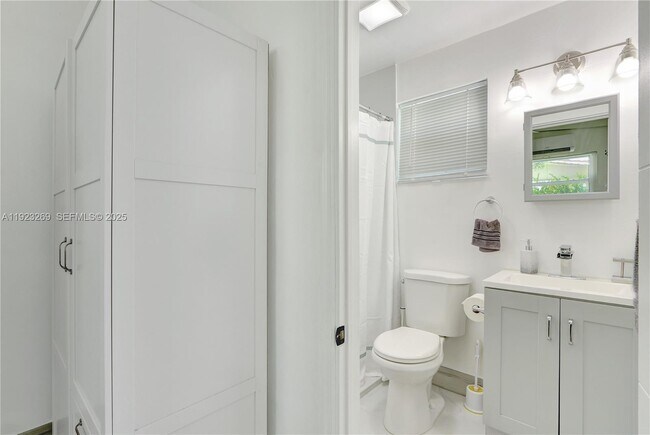 Building Photo - 1205 NW 3rd Ave