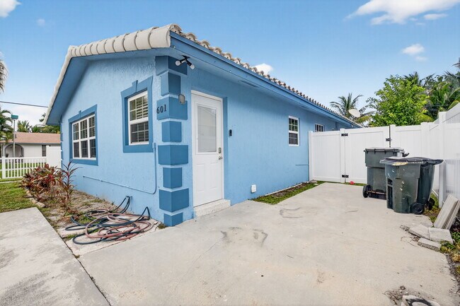 Building Photo - 601 SW 5th Ave