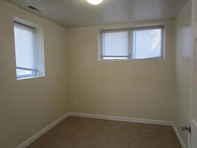 Building Photo - 601 W Smith St