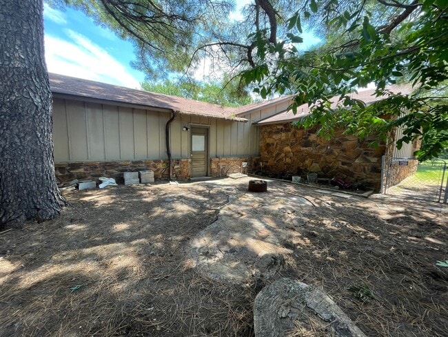 Building Photo - Move in ready! 3 bedrooms and 2 baths