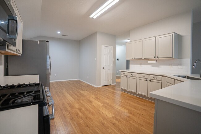 Building Photo - 7843 Crescent Village Ln