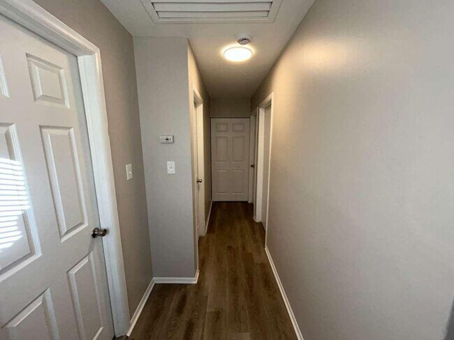 Building Photo - Colonial Ready For You