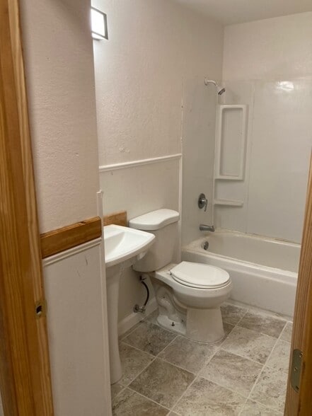 Building Photo - 727 N 16th Ave