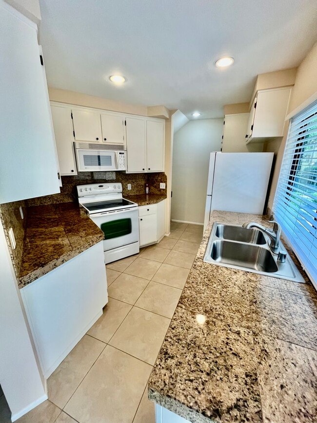 Building Photo - **Move in special, $1000 off 1st month's rent**Beautiful 2bd/2bath townhome in La Jolla Community...