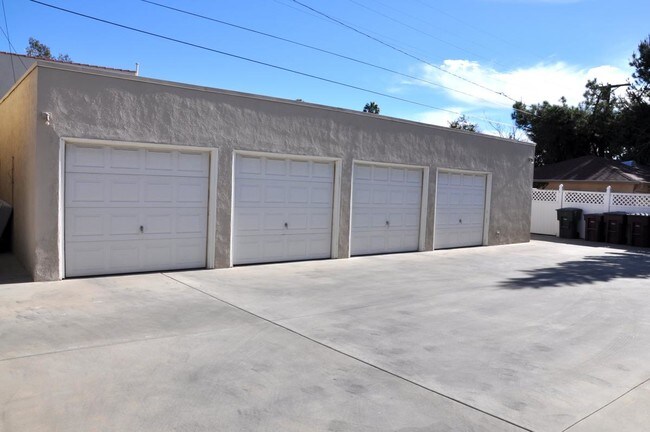 Building Photo - 520 Naranja Dr