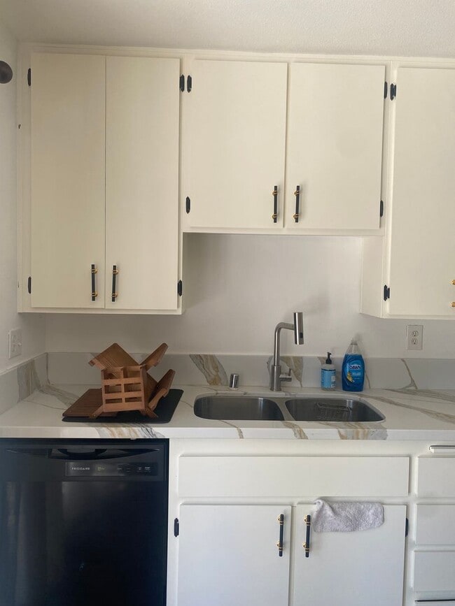 Building Photo - Move-In Ready Furnished Condo in Quiet Community
