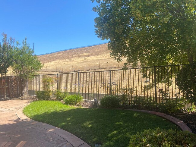 Building Photo - Desirable Empire Ranch 3 Bdrm, 2 Bath