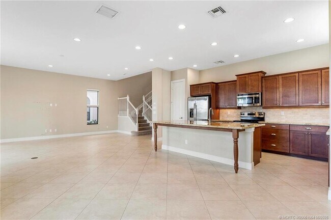 Building Photo - 569 SE Fascino Cir