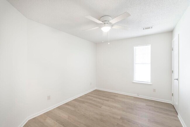 Building Photo - 103 Country Cove