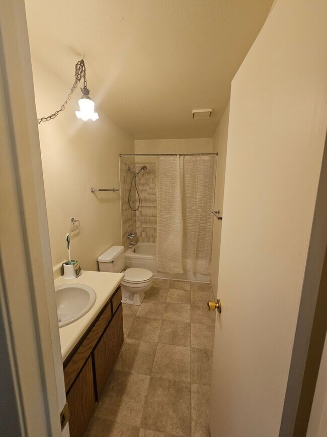 Building Photo - Updated 2 bedroom/1 bathroom apartment wit...